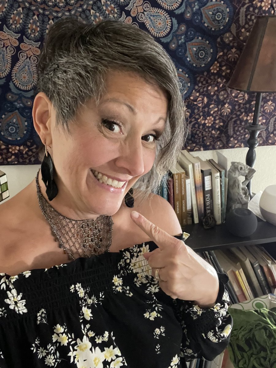 carriehennessey's tweet image. Who’s giddy to talk with @mezzoihnen FOR THE FIRST TIME TODAY? (Spoiler: It me. Also: how has it taken so long PS: Thanks for making it happen Megan!) 🙌🏼💗🫶🏻✨🤪🙏🏼