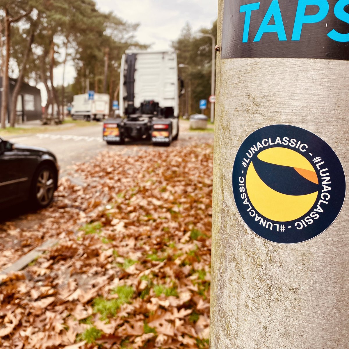 MiloBianco77's tweet photo. Stickin’ them where you can see them!
Border crossing Belgium/Netherlands (Esso het Goor A67/E34 The Netherlands)
#LUNCWORLDWIDE #LUNCBELGIUM #LUNCFRANCE #LUNAclassic #lunc #LUNCLIVE #LuncAmry #lunccommunity #lunac #belgium #Netherlands #sticker https://t.co/lR2lZSqFPn