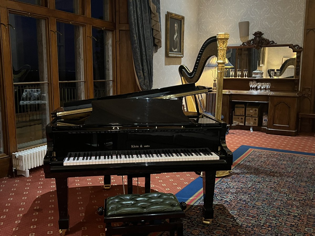 Noson bach hamddenol yn Henllys Beumaris heno! Ychydig o wythnosau i fynd a fydd y tiwns nadolig allan! 

Back in Henllys this evening! Few more weeks and the Christmas tunes will be imout of the drawer again!