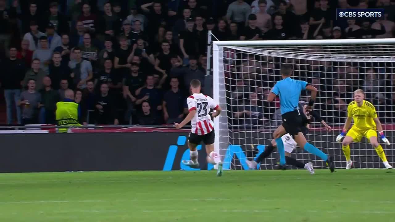 Third time lucky for PSV against Arsenal. 💥

Luuk de Jong finds Joey Veerman and he buries it. 🚀”