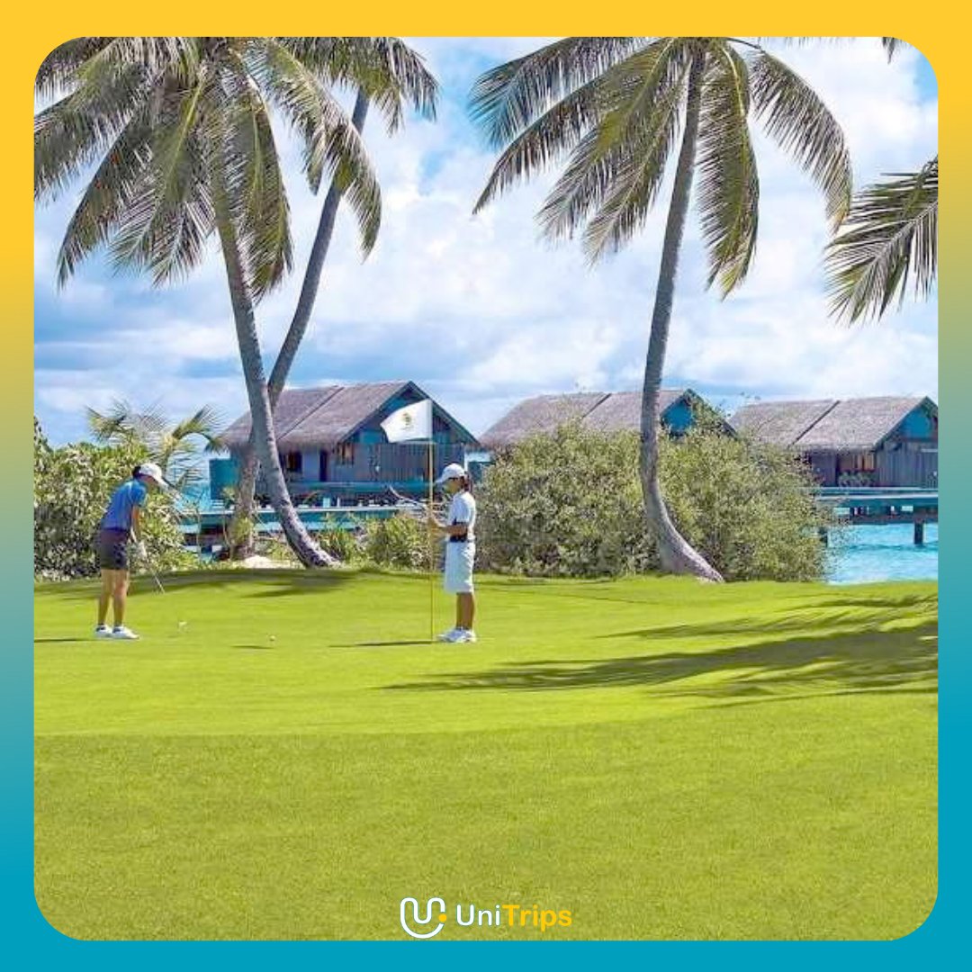 Niet enkel parelwitte stranden en helderblauw water wanneer je naar de Malediven reist! Je kan er ook gaan golfen op felgroene golfbanen! 

Sla jij meteen een hol-in-one? 🏌️‍♀️