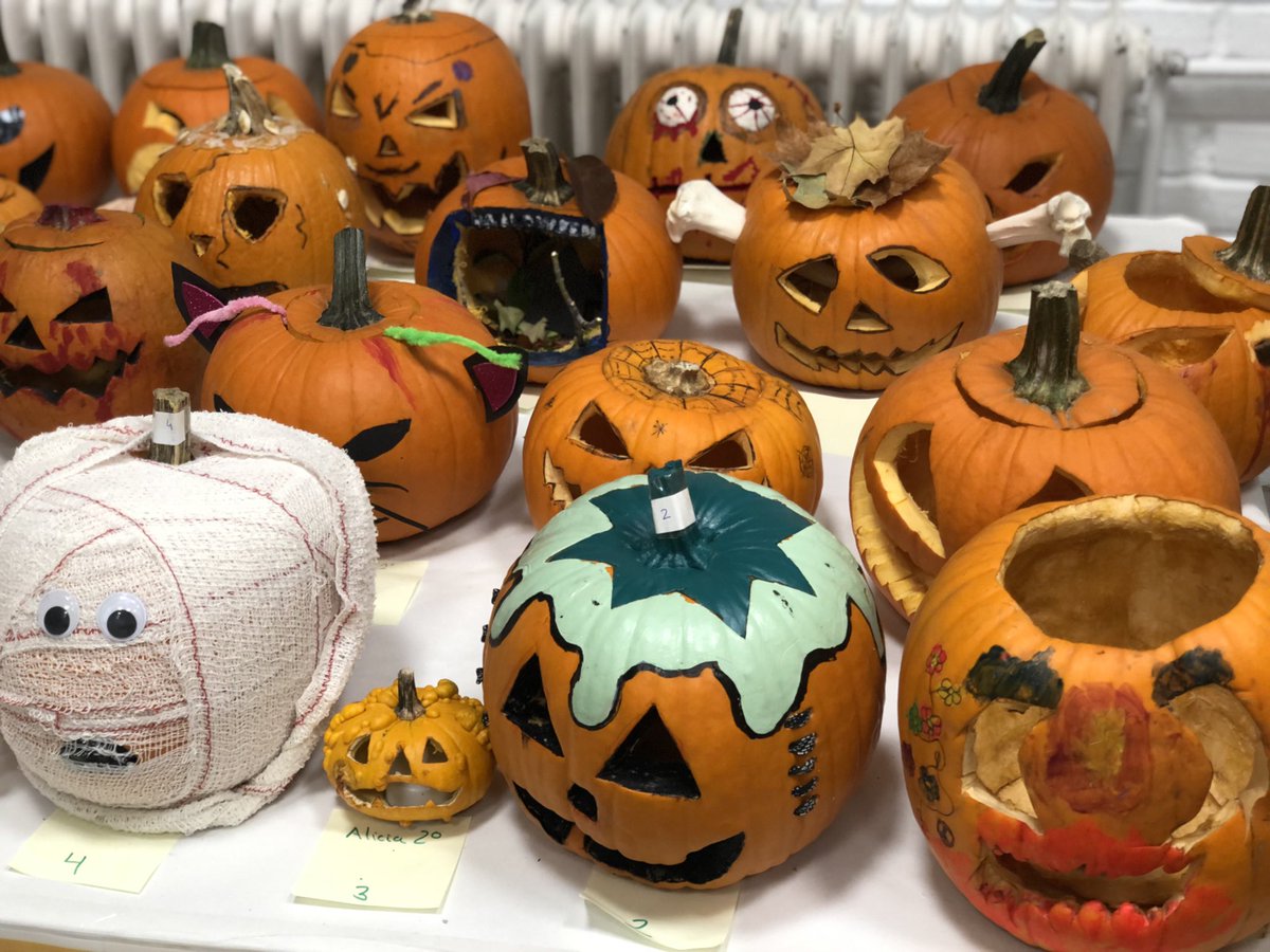 cpluiscernuda's tweet photo. Así de divertida y escalofriante a la vez ha quedado la entrada al cole…ya está todo preparado para mañana. Os esperamos con un montón de sorpresas y premios a las fotos más terroríficas y a las calabazas más creativas. HAPPY HALLOWEEN!! @AbalosAlvarezLu @ampaluiscernuda https://t.co/mrKGy71qmV