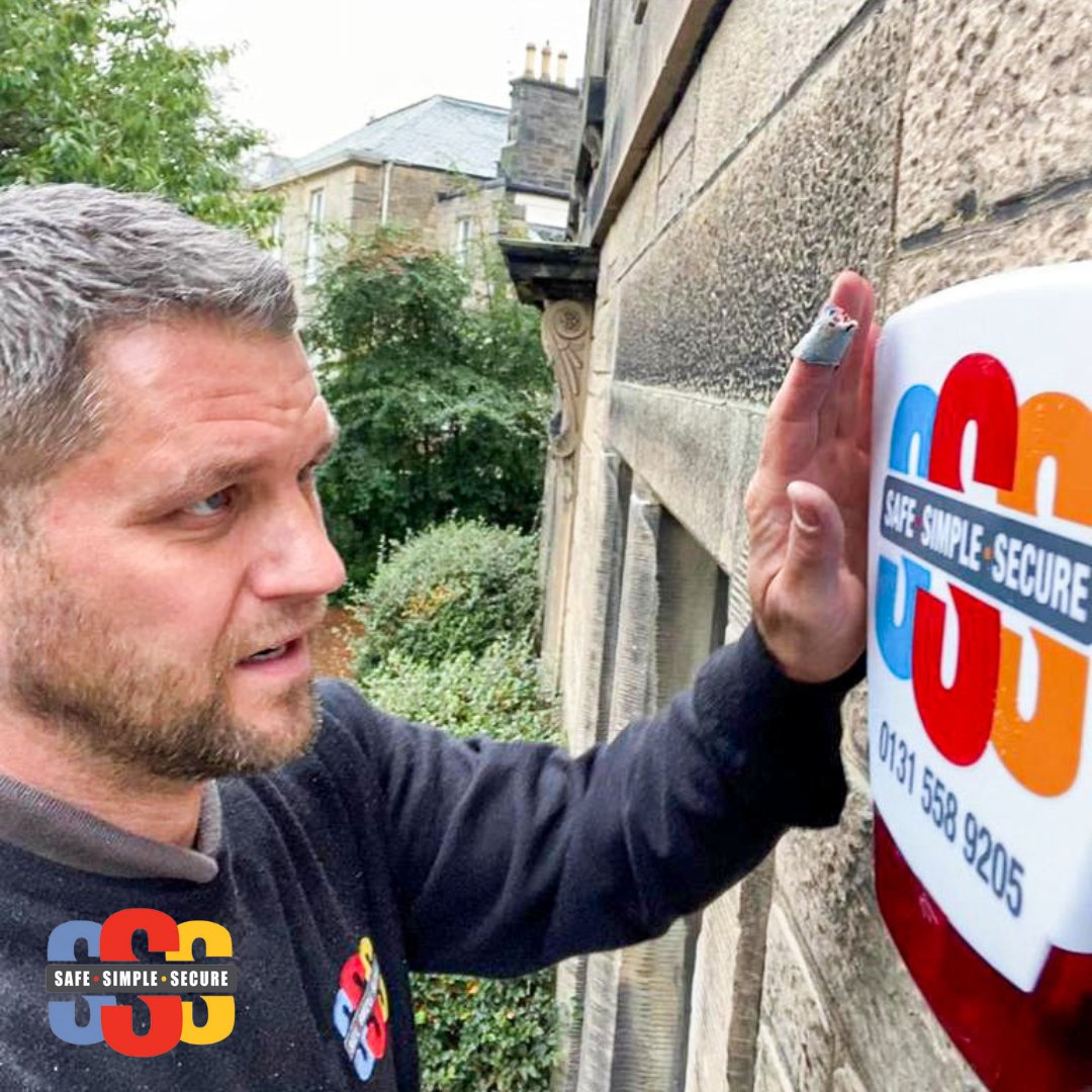 SafeSimpleSec's tweet image. Intruder Alarm Installation! 🚨✅

Check out Michael installing an intruder alarm at a residential customer&apos;s house! These are the most common home security systems and tend to be the most effective. 

For more information, please get in touch at:
🔵 T: 0131 558 9205