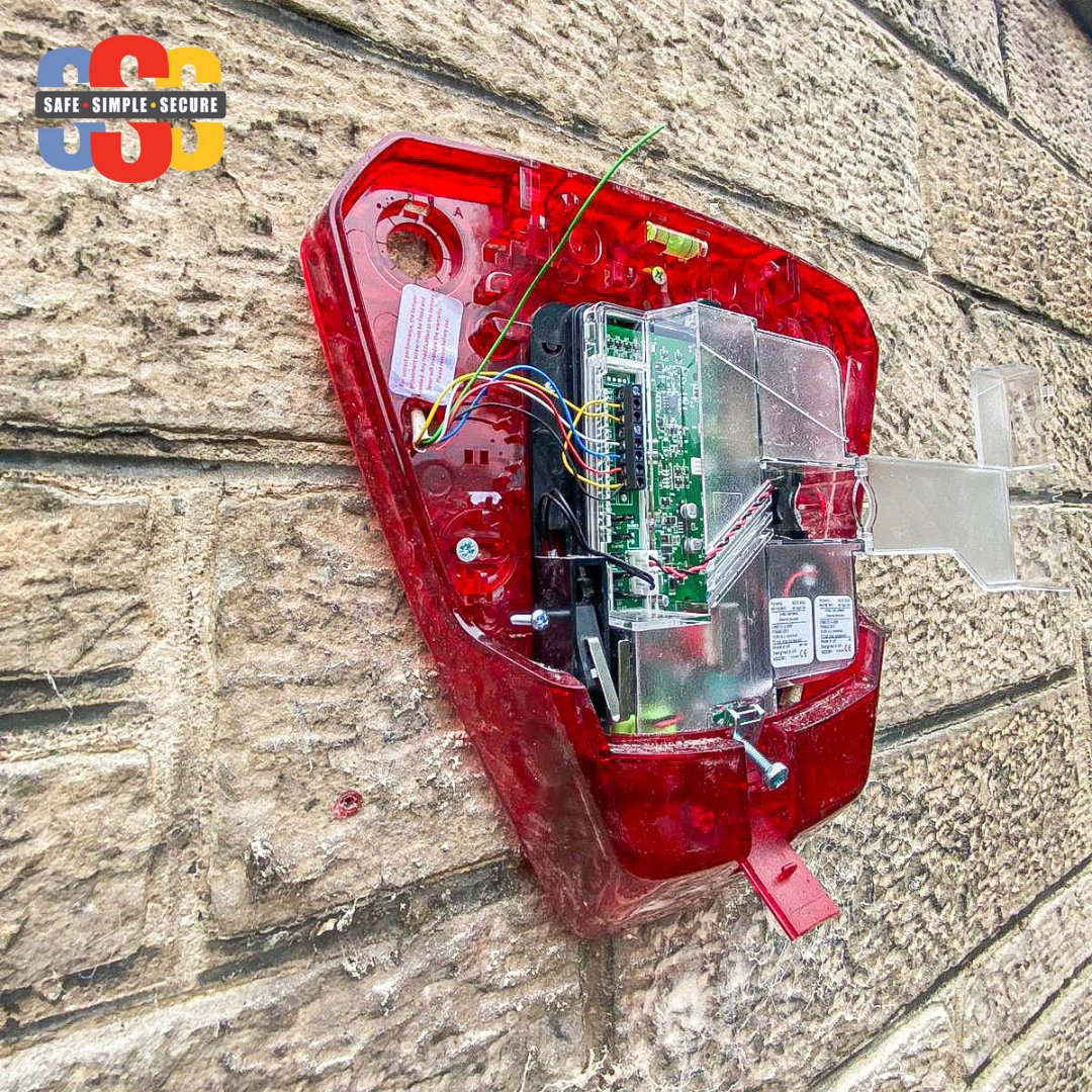 SafeSimpleSec's tweet image. Intruder Alarm Installation! 🚨✅

Check out Michael installing an intruder alarm at a residential customer&apos;s house! These are the most common home security systems and tend to be the most effective. 

For more information, please get in touch at:
🔵 T: 0131 558 9205