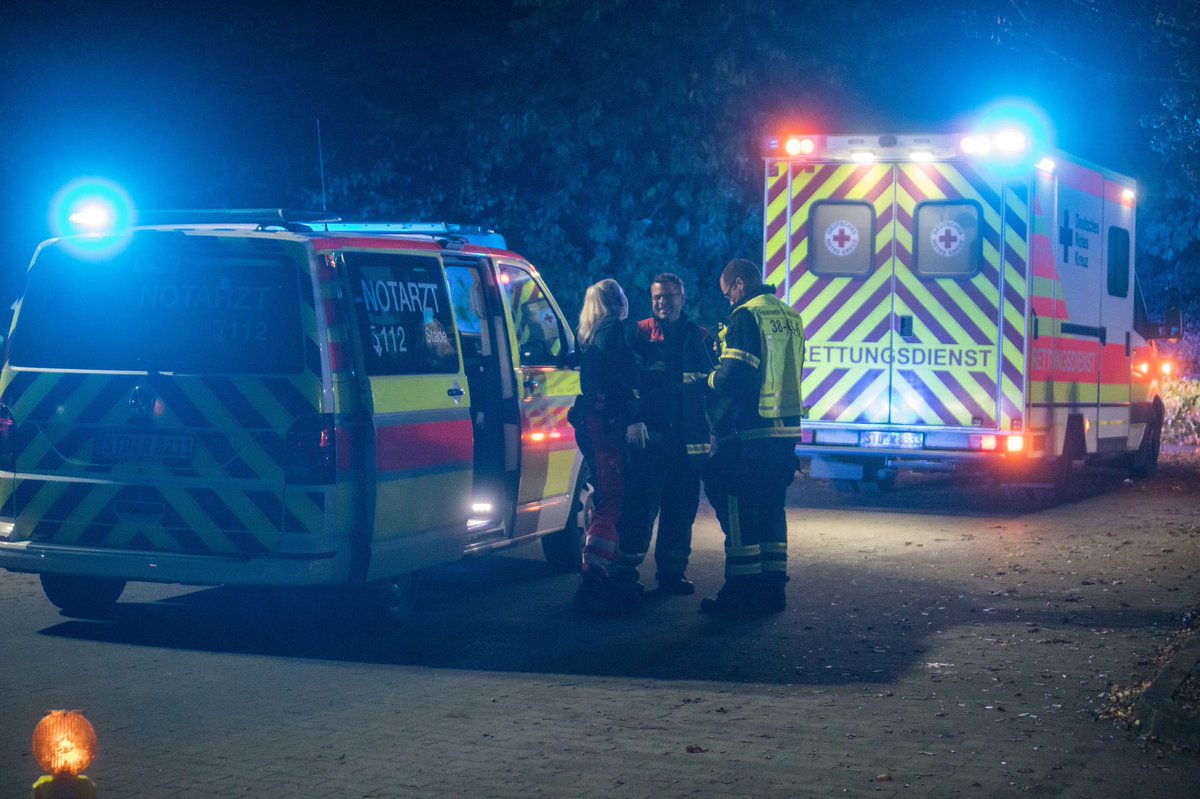 Unglück auf Supermarktparkplatz in #Steinkirchen - #Auto überrollt #Kind und verletzt es schwer 

Fotos: BlaulichtNews
