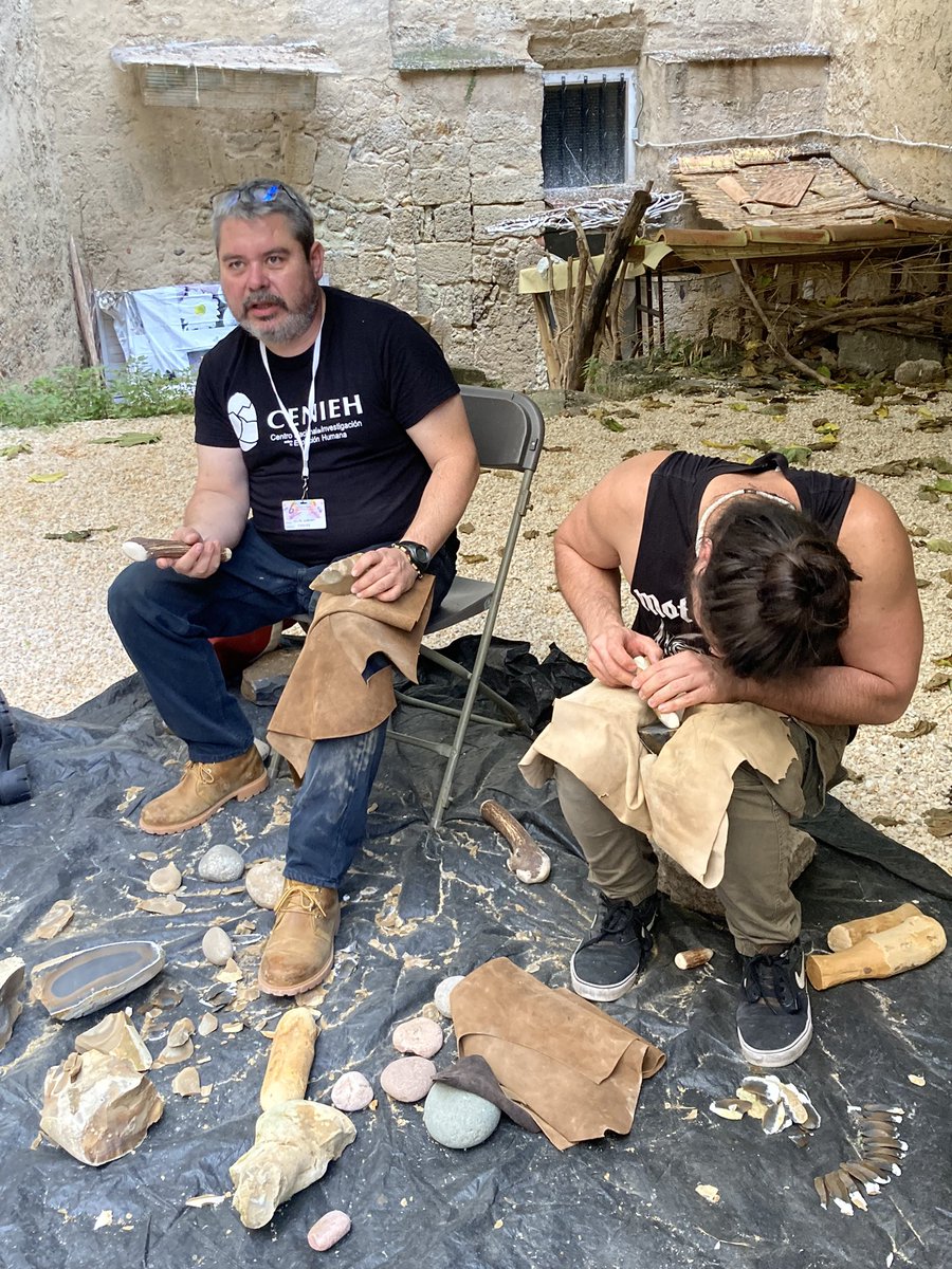 conexp2022's tweet photo. Experimental knapping by @felipe_cuartero (@CENIEH) and J. Llamazares
#CONEXP2022 https://t.co/nQtBrrHHgu