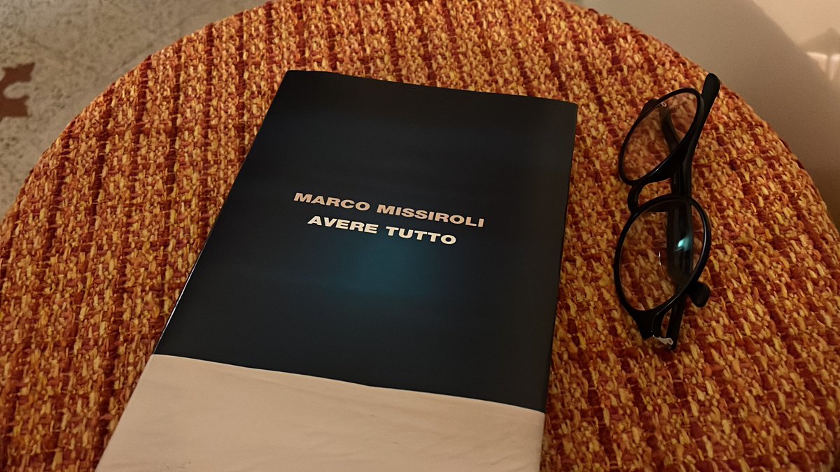 Un figlio, il ritorno a casa, la partita finale con la sua famiglia. E quell'ossessione che lo muove da sempre: la vita non è avere di più, è rischiare per avere tutto.
#InLettura “Avere tutto” di Marco Missiroli, e domenica  presentazione a <a href="/rdl_napoli/">RicomincioDaiLibri</a> con <a href="/ValeriaParrell2/">Valeria Parrella</a> 😀