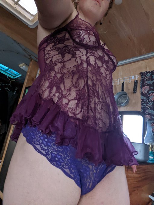 2 pic. Excuse the mess, picking some outfits for something special, stay tuned! ?
#ContentCreator #sellingcontent
