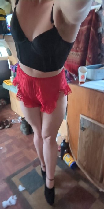 1 pic. Excuse the mess, picking some outfits for something special, stay tuned! ?
#ContentCreator #sellingcontent
