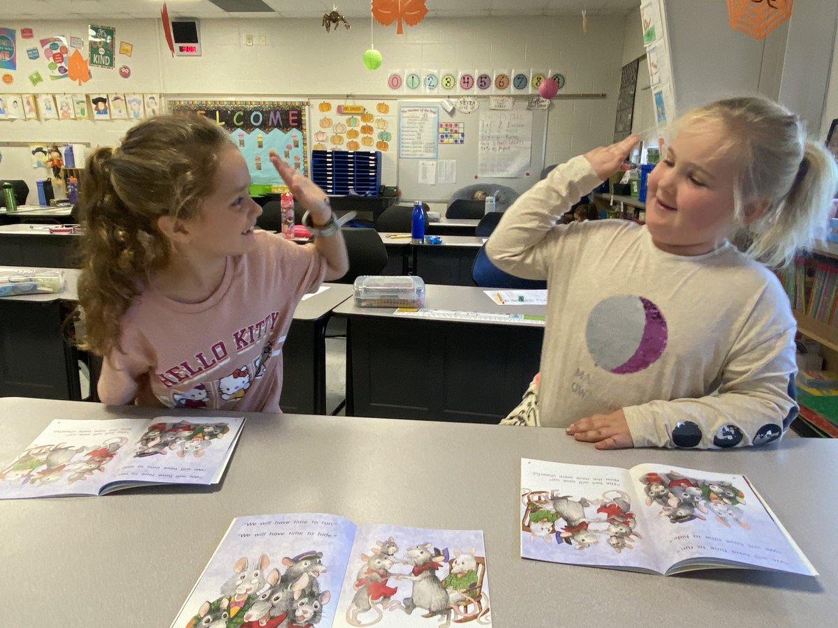 2ndgradeibpride's tweet photo. Celebrating reading victories with friends is so much sweeter! 📚 #ibtigerpride https://t.co/WVJ2q0T5jv