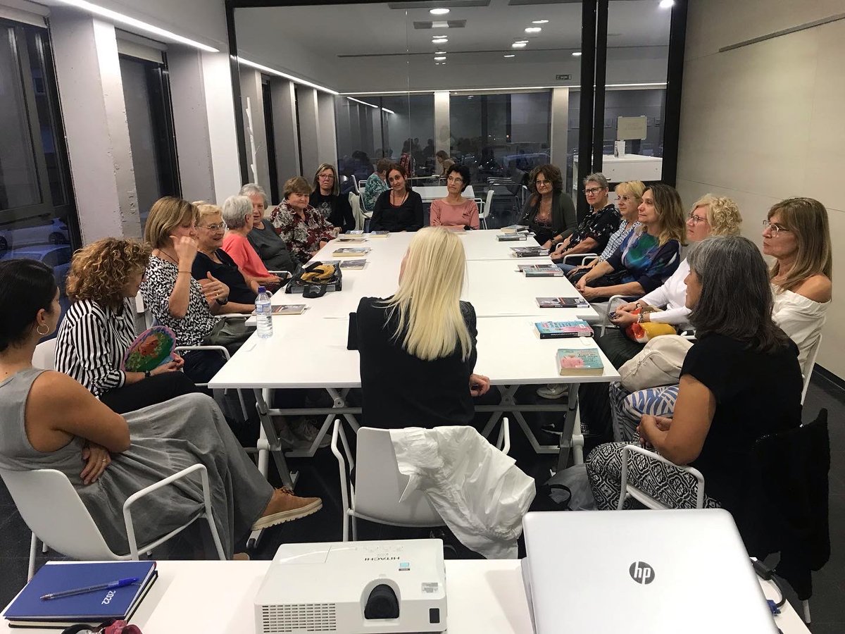 bmanresaab's tweet photo. Comencem el curs del #clubdelectura de Novel·la A de la @mribas17 parlant del 📖 “L’avi de 100 anys que es va escapar per la finestra” de Jonas Jonasson ; traducció de Lluís Solanes de @campanallibres 😍
Bones lectures! 📚😊

#clubsdelectura #manresa #bibliotequesxbm https://t.co/6LeIBV0dk7