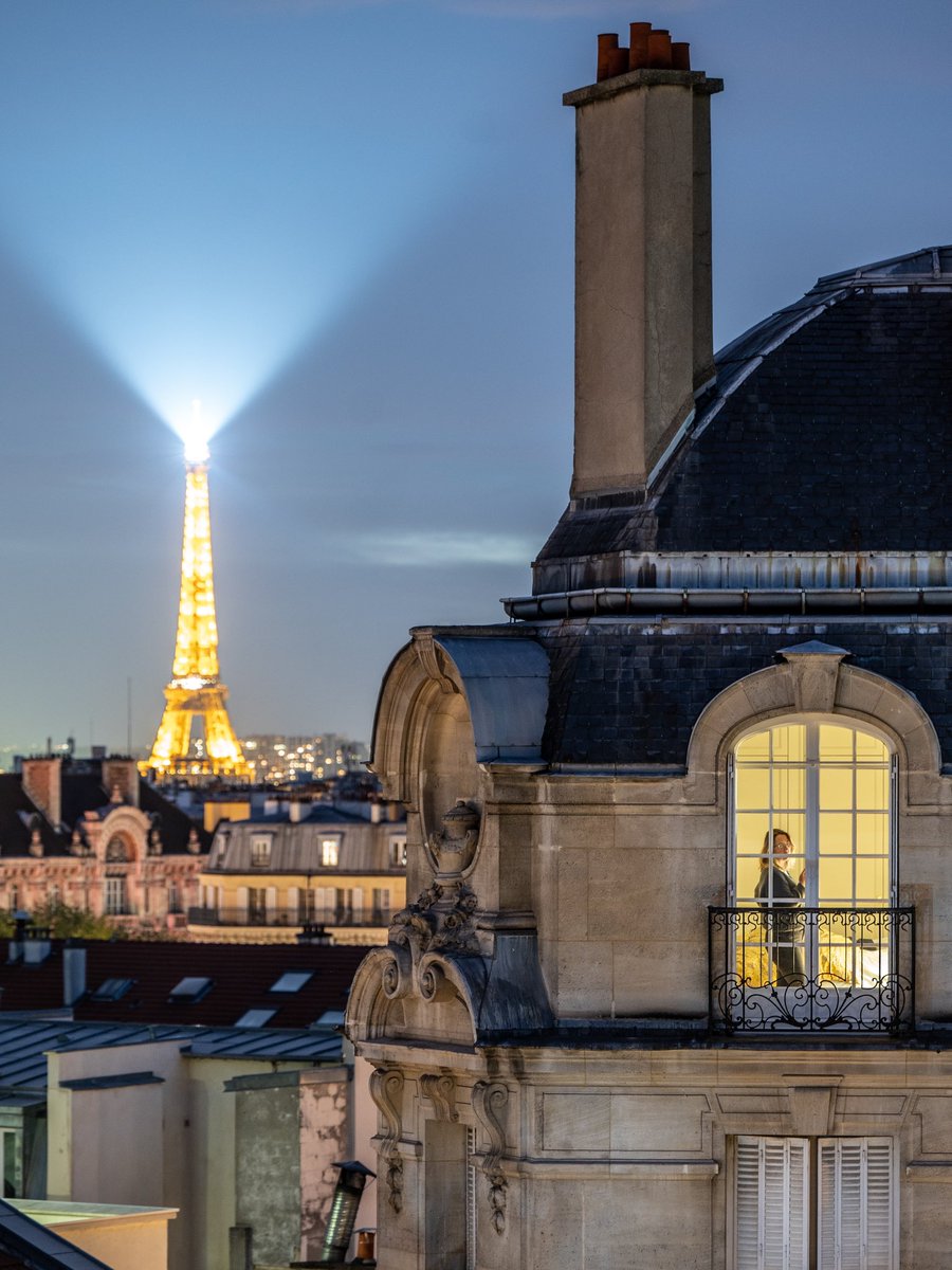 Charlescohenboy's tweet photo. ❤️ @LaTourEiffel veille sur #Paris ✨ #Paris #ParisJeTaime #VisitParis #JeudiPhoto #TourEiffel https://t.co/ZPawBnWymX