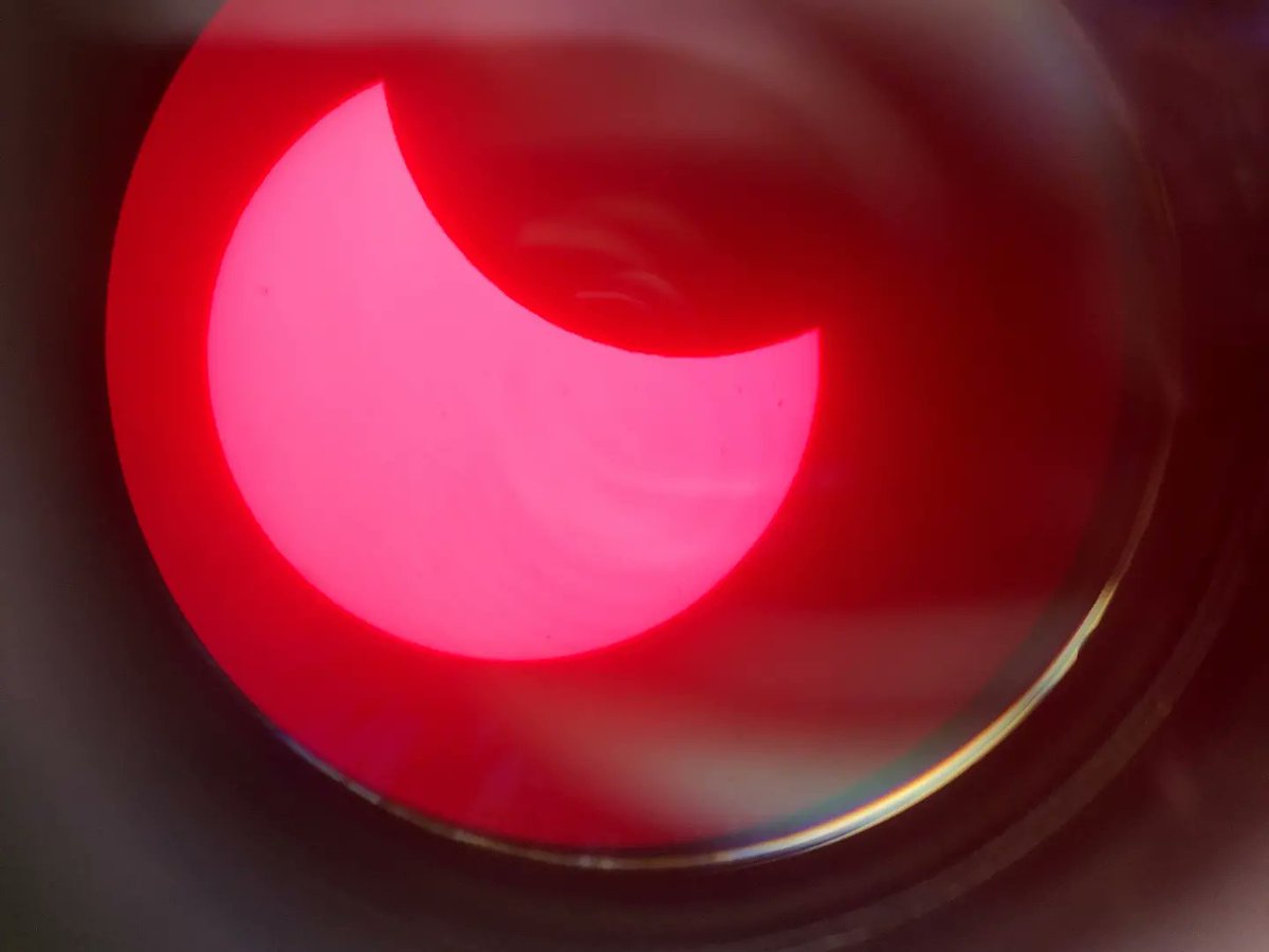 25 Ekim Parçalı Güneş Tutulması etkinliğimizden görüntüler. 🔭☀️
"Tutulmalar" sunumu ile bizlerle birlikte olan Ege Üniversitesi Astronomi ve Uzay Bilimleri Bölümü doktora öğrencisi Barış HOYMAN'a, destek olan tüm hocalarımıza, ekip arkadaşlarımıza ve herkese çok teşekkür ederiz.