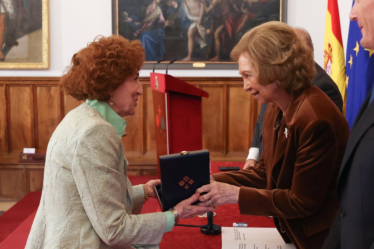 Carmen Iglesias ha recibido el IV Premio de Historia Órdenes Españolas de manos de S.M. la Reina Doña Sofía, en una ceremonia celebrada hoy en el Monasterio de El Escorial
#premioordenesespanolas
@CasaReal