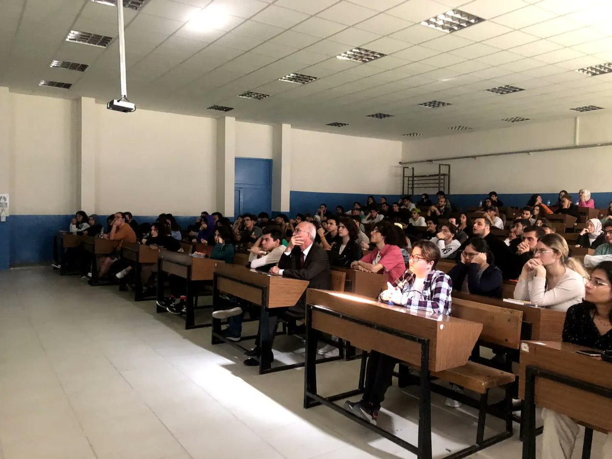 euastroege's tweet photo. 25 Ekim Parçalı Güneş Tutulması etkinliğimizden görüntüler. 🔭☀️
"Tutulmalar" sunumu ile bizlerle birlikte olan Ege Üniversitesi Astronomi ve Uzay Bilimleri Bölümü doktora öğrencisi Barış HOYMAN'a, destek olan tüm hocalarımıza, ekip arkadaşlarımıza ve herkese çok teşekkür ederiz. https://t.co/VXEdAxQpZI