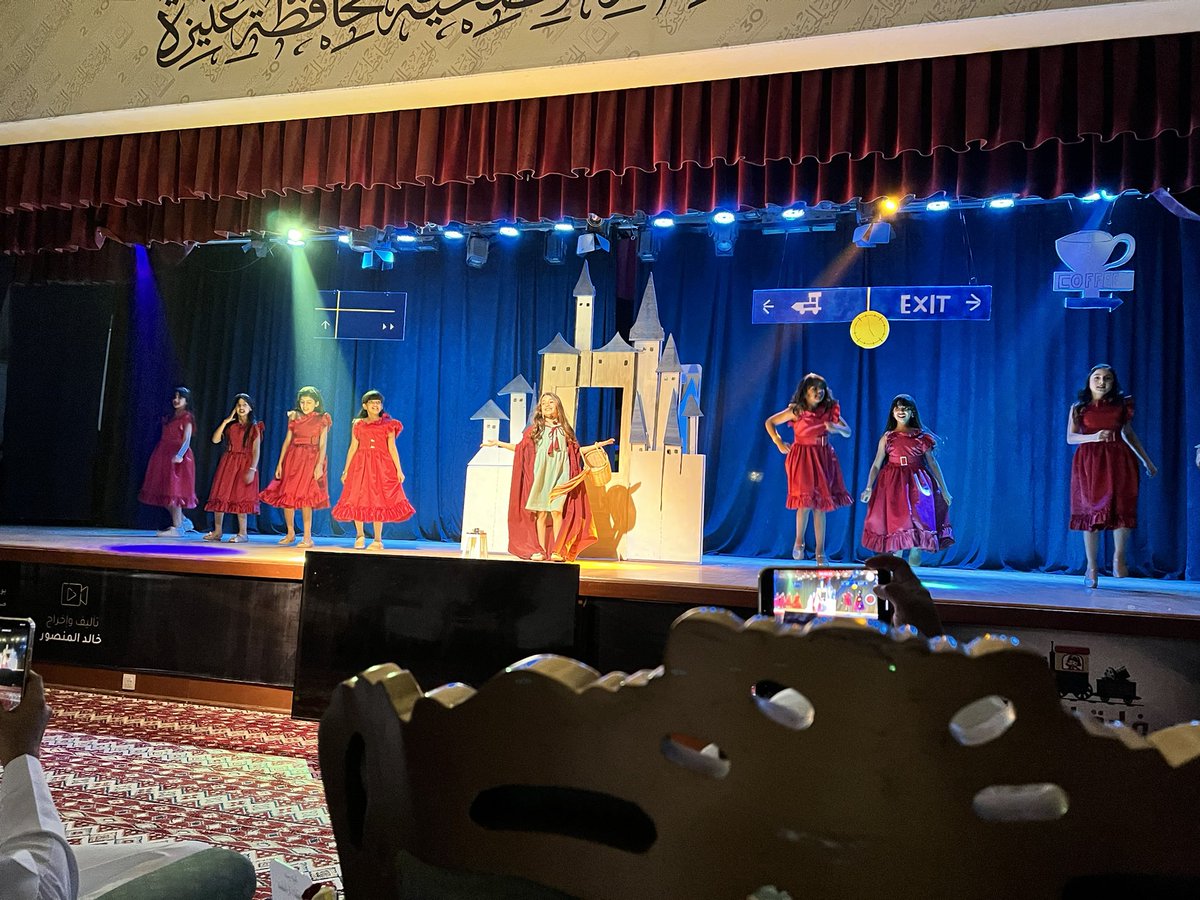 حضرت #مسرحية_صفارة_القطار من تأليف وإخراج <a href="/aboolojain/">خالد المنصور 🇸🇦</a> وتمثيل نخبة من فتيات وممثلي القصيم صالح الحناكي ويوسف الدامغ .. اعجبتني البطلة"الين"وقدمت اداء رائع بصراحة ينبئ عن نجمة اداء قادمة😊👏🏻
عمل المخرج في المساحة التي لا ينافسه فيها أحد فقدم عرض مسلي وممتع رغم قصره 
برافوا ابو لجين