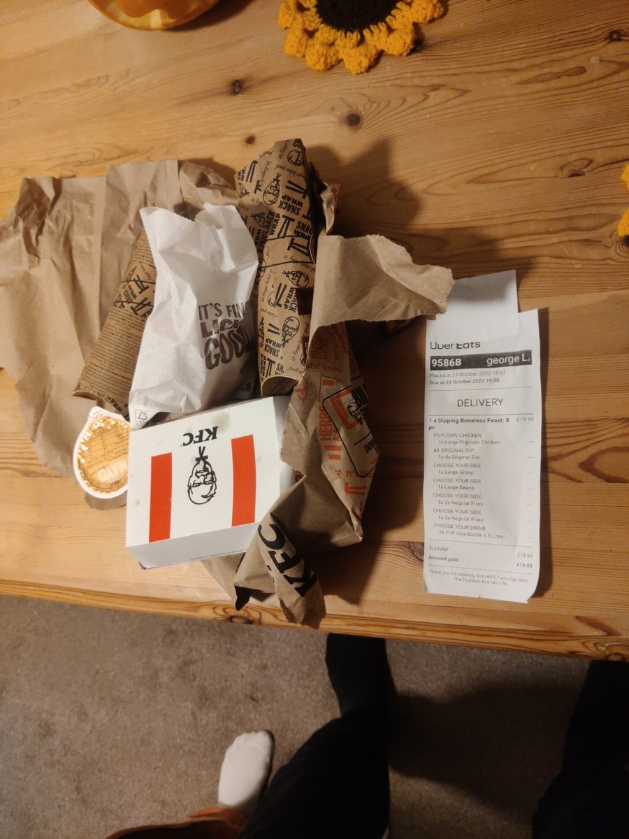 George_Lee__'s tweet photo. @ubereats_uk ordered what it says on the receipt and 2 wraps, and 4 mini fillets came. Less than £8 worth of food. Please refund this now, this was ordered 4 days ago https://t.co/ZhmoP5lMYE