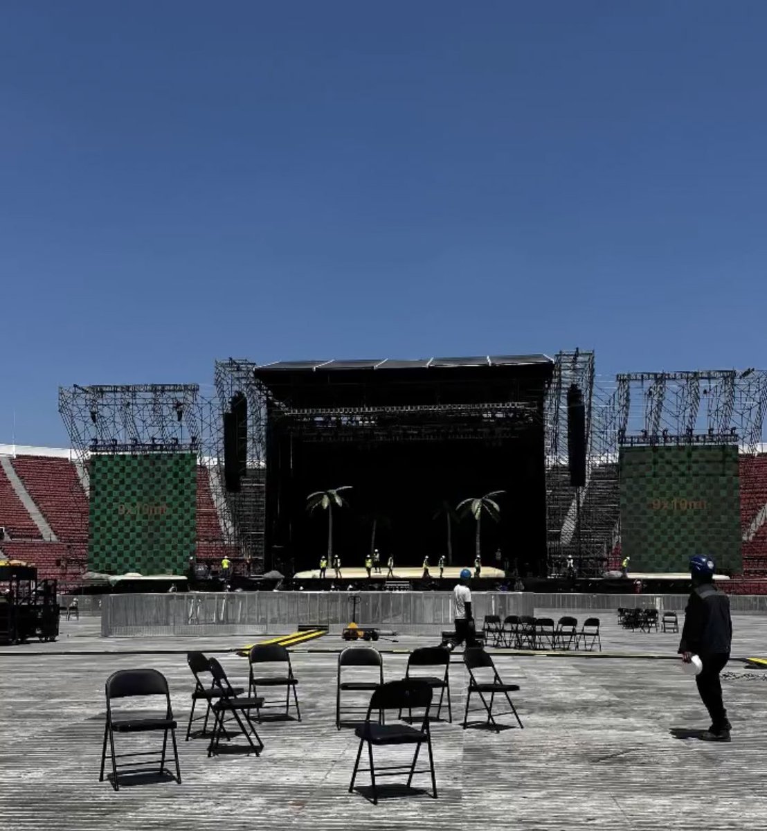 badbunnyontour's tweet photo. The Countdown comenzó ☀️❤️🏝️ https://t.co/gbQlJtk7Pi