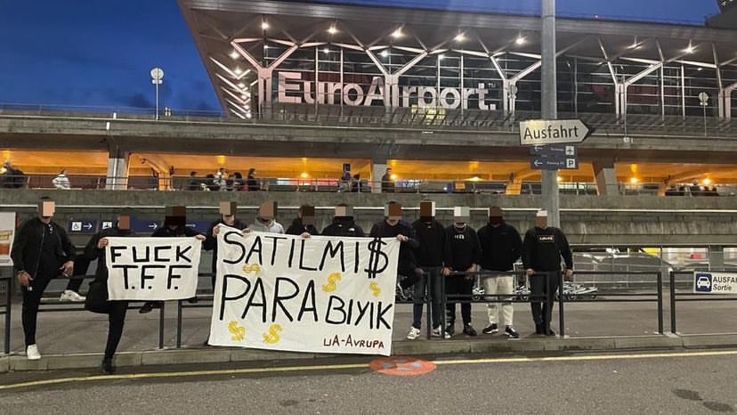 ultrAslan Avrupa, bugün Basel maçını yönetecek olan Ali Palabıyık'ı, Basel havalimanında sıkıştırarak sorguya çekti.