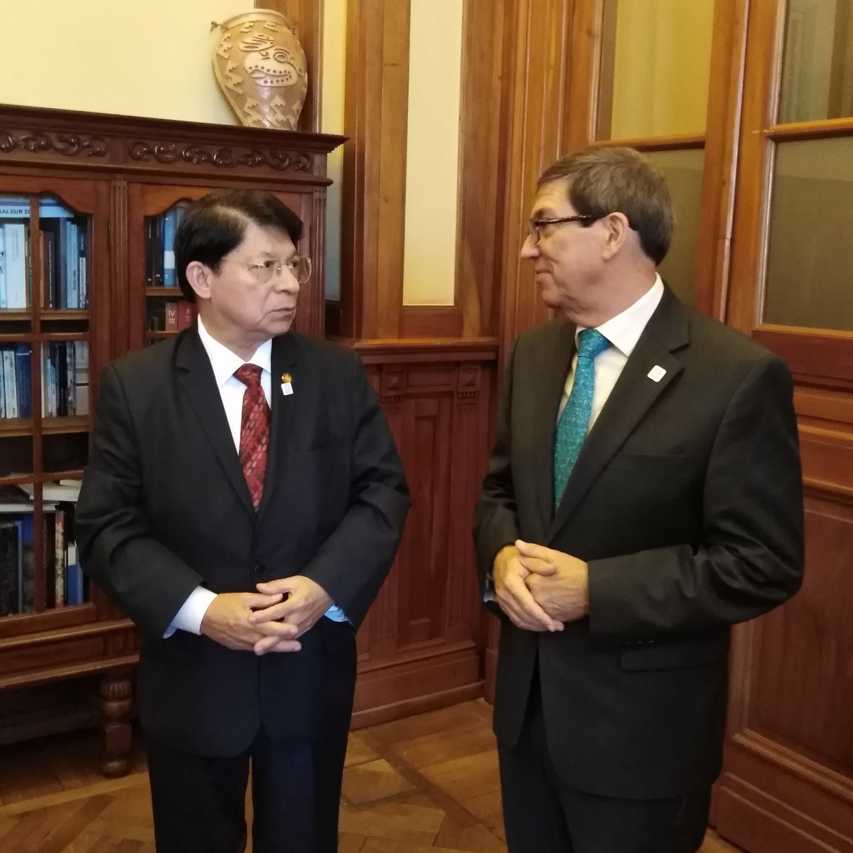 En fraterno encuentro con el canciller de Nicaragua, Denis Moncada, ratificamos voluntad de continuar afianzando sólidos lazos de hermandad, solidaridad y cooperación que unen a nuestros pueblos y gobiernos 🇳🇮🇨🇺.