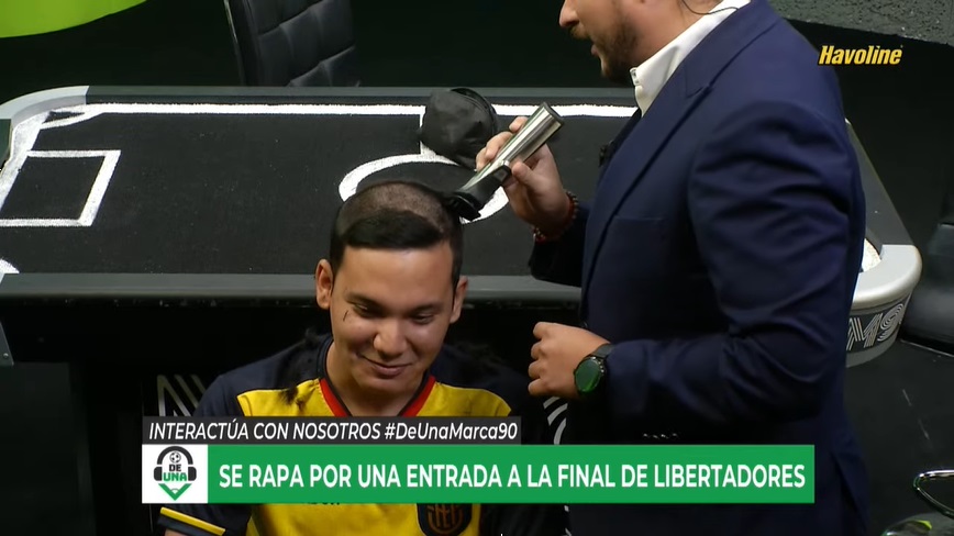 havolinedeport's tweet photo. Ahora en #DeUna, @jamolestina rapa a Juan Herrera (@jp_herrera_), que decidió hacerlo para ganarse entradas para la Final de la #Libertadores.

Míranos en vivo: https://t.co/2UAX2mLdpw https://t.co/2ZelHJckps