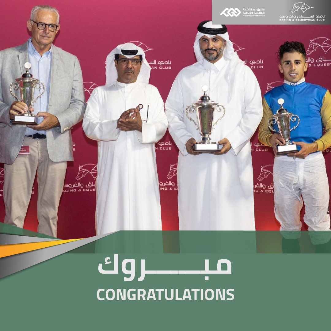 وتوج الفائزين عبدالله راشد الكبيسي مدير إدارة السباقات بنادي السباق والفروسية. QREC Racing Manager Abdulla Rashid Al Kubaisi crowned the winners. #DohaQatar #الدوحة_قطر #QREC #horseracing