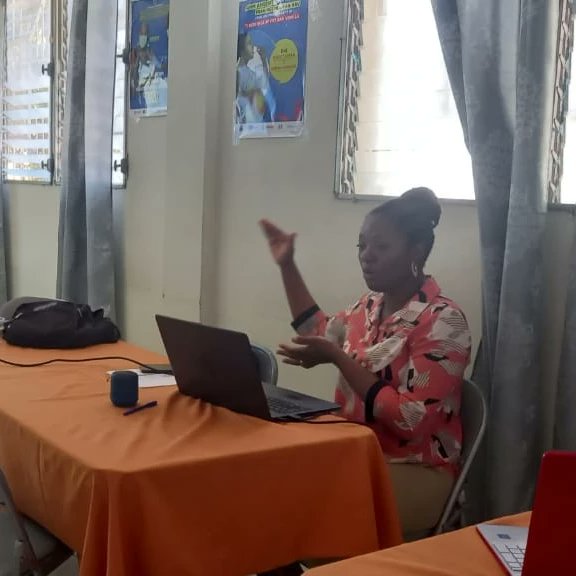 housing_WHaiti's tweet image. Séance d&apos;information des activités du CLM  aux journalistes dans le cadre d&apos;un lancement d&apos;une magasine d&apos;information. Mme Joanne Isidor Hyppolite Data and Strategy Director à Housing Works
#onusidahaiti #PEPFAR @Odelpahaiti #rhjs
