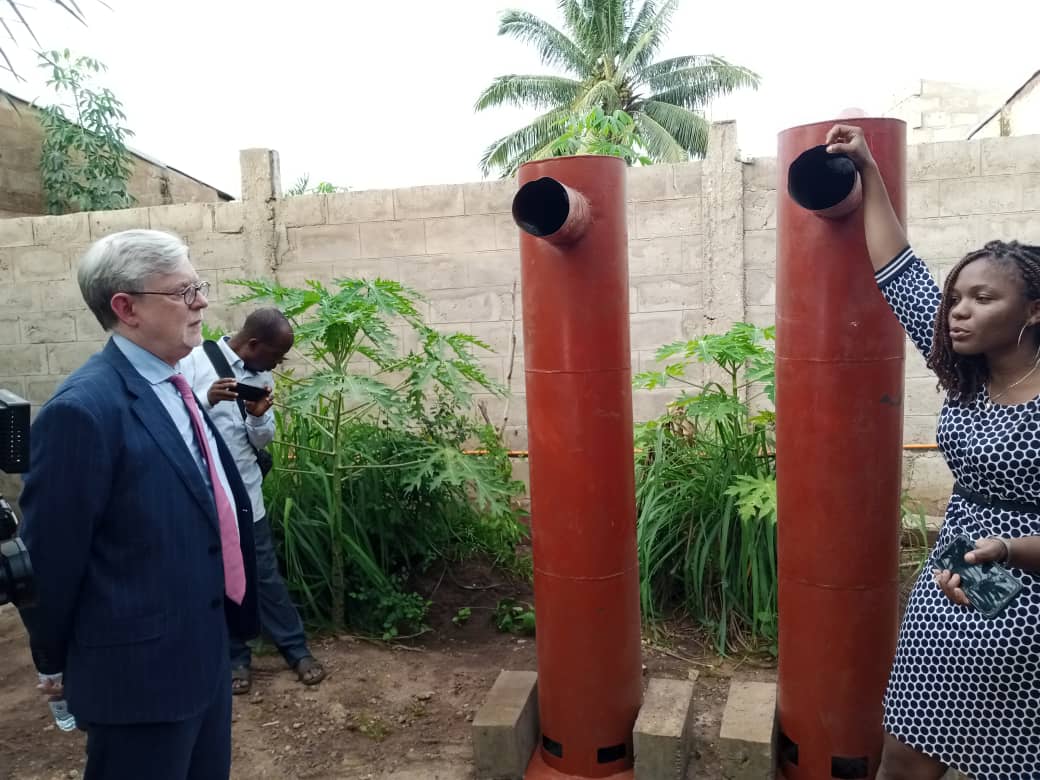 AmbUETogo's tweet photo. Bravo à la ferme-école Agroécologie Bioénergie de Dalavé, que j’ai visité dans le cadre de la #ClimateDiplomacyWeek, pour leur excellent travail de formation et de promotion de foyers améliorés économes à charbon de bois et des thés biologiques, avec le soutien de @FranceauTogo. https://t.co/tv0o2VEwUH
