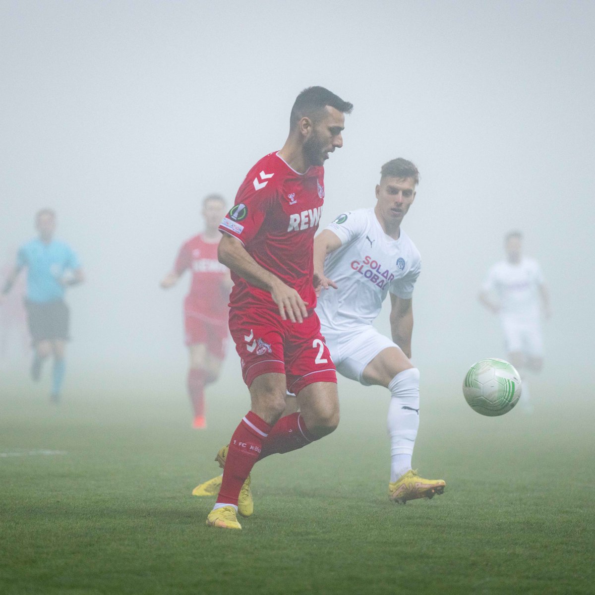 The game has now officially been postponed.

The match will continue tomorrow at 13:00 CEST, starting in the seventh minute.
___
🔵⚪ 0:0 🐐 #SLOKOE #effzeh
