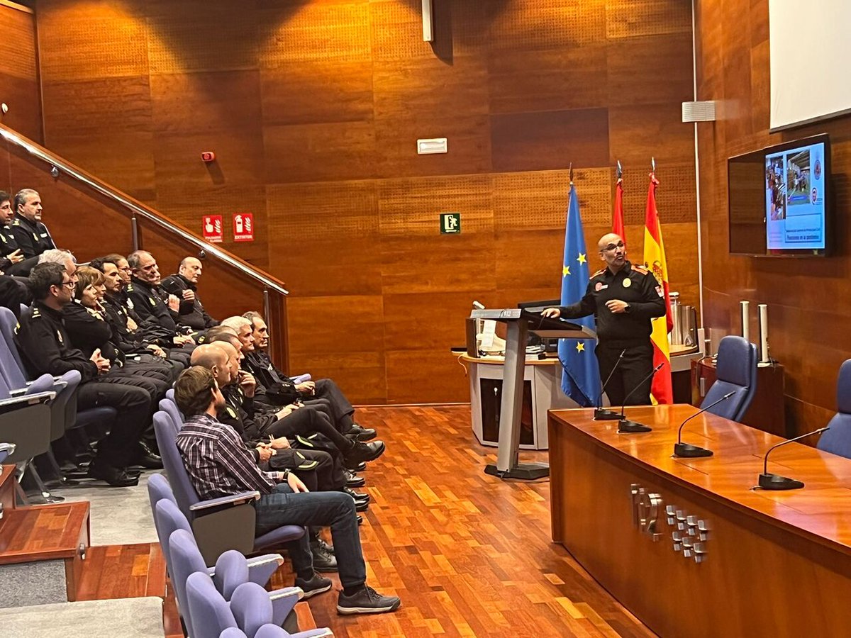✔ Ha sido un placer recibir hoy en #Madrid112 a la XXXII promoción de los futuros Comisarios de @policia. ✔ Gracias por vuestro interés, vuestras preguntas y vuestra atención. ✔ Mucha suerte en las funciones que ahora os toca desempeñar. #ASEM112