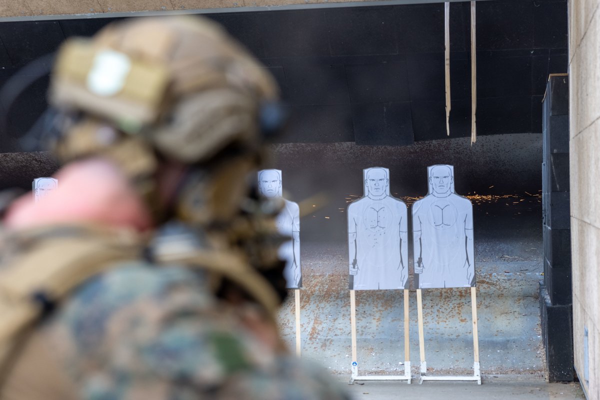 U.S. Marines on Twitter "Marines with the 26MEU conduct a livefire