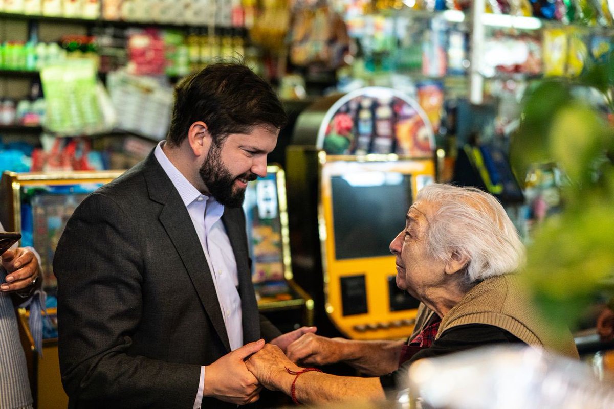 -"Señor presidente, las cosas han subido tanto y los remedios están tan caros!"

-"No se preocupe tierna abuelita, le puse Suma Urgencia al proyecto de Eutanasia..."