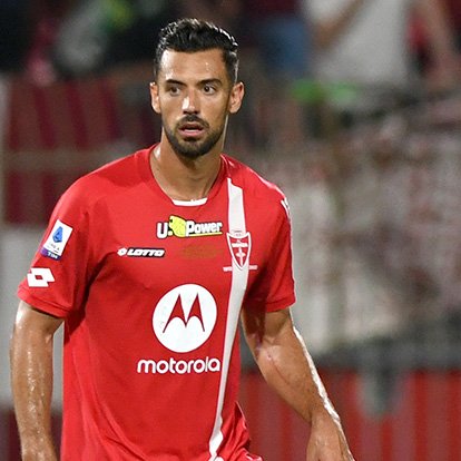 ColunadoFla's tweet photo. 🚨 URGENTE: Pablo Marí, ex-Flamengo e atualmente no Monza, da Itália, e outras seis pessoas são esfaqueadas num shopping, em Milão. Uma delas está em estado crítico.

De acordo com as informações, o esfaqueador é uma pessoa com transtornos psicológicos.

🗞️ Tancredi Palmeri/ CNN https://t.co/nfnpvCU2wg