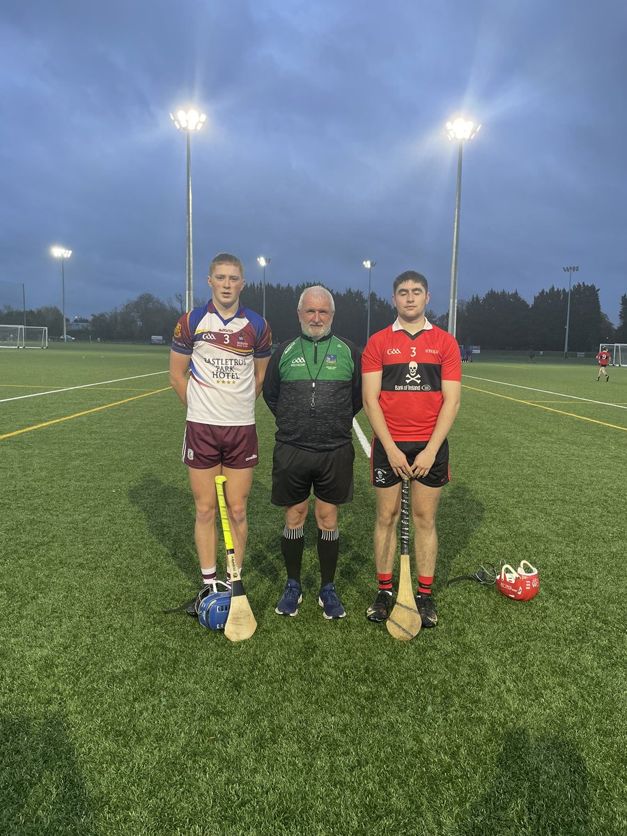 Fresher 2 Full Time UL - 4.26 UCC - 4.12 Really high quality stuff from both teams this evening, 8 goals of the highest quality. Josh O’Connor from Kinvara pictured here with referee Eamon Phelan @HigherEdGAA