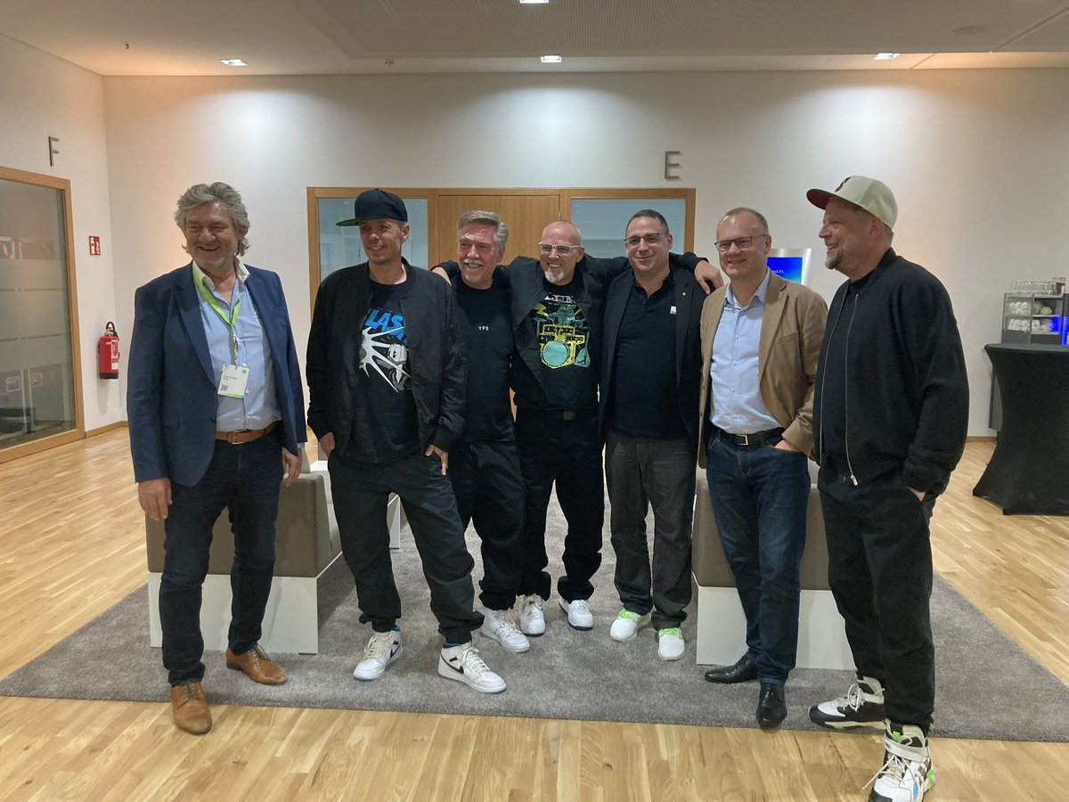 Nachdem wir heute auf dem #DATEVKongress den ganzen Tag über die Arbeit neu gedacht haben, steht jetzt der wohlverdiente Feierabend an. Dieses Jahr mit MfG, mit freundlichen Grüßen und Unterstützung der @fantastische4! 🎉🎵<a href="/lesmoureal/">Smudo 📯</a>