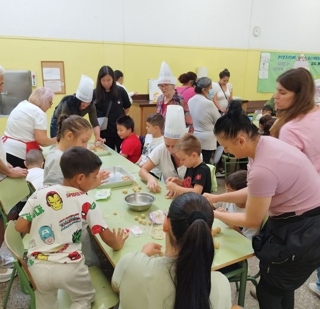 escolacanclos's tweet photo. Moltes gràcies famílies per haver participat en aquest taller de panellets juntament amb els vostres fills i filles!! Els vostres fills i filles han gaudit molt fent panellets!!! 

#tallersambfamilies #tradicio #castanyada #panellets #familiesiescola https://t.co/mvcLG2JGbV