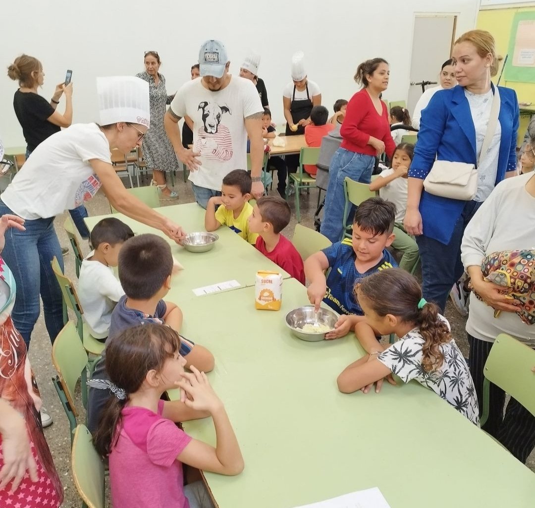 Moltes gràcies famílies per haver participat en aquest taller de panellets juntament amb els vostres fills i filles!! Els vostres fills i filles han gaudit molt fent panellets!!! 

#tallersambfamilies #tradicio #castanyada #panellets #familiesiescola
