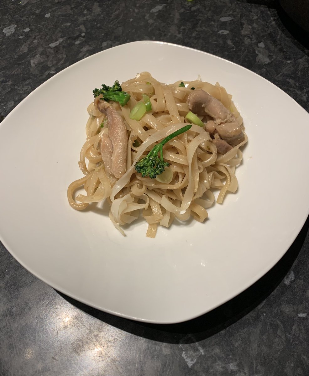 Drunken noodles frá <a href="/foodwishes/">Chef John</a> alveg að gera sig!
