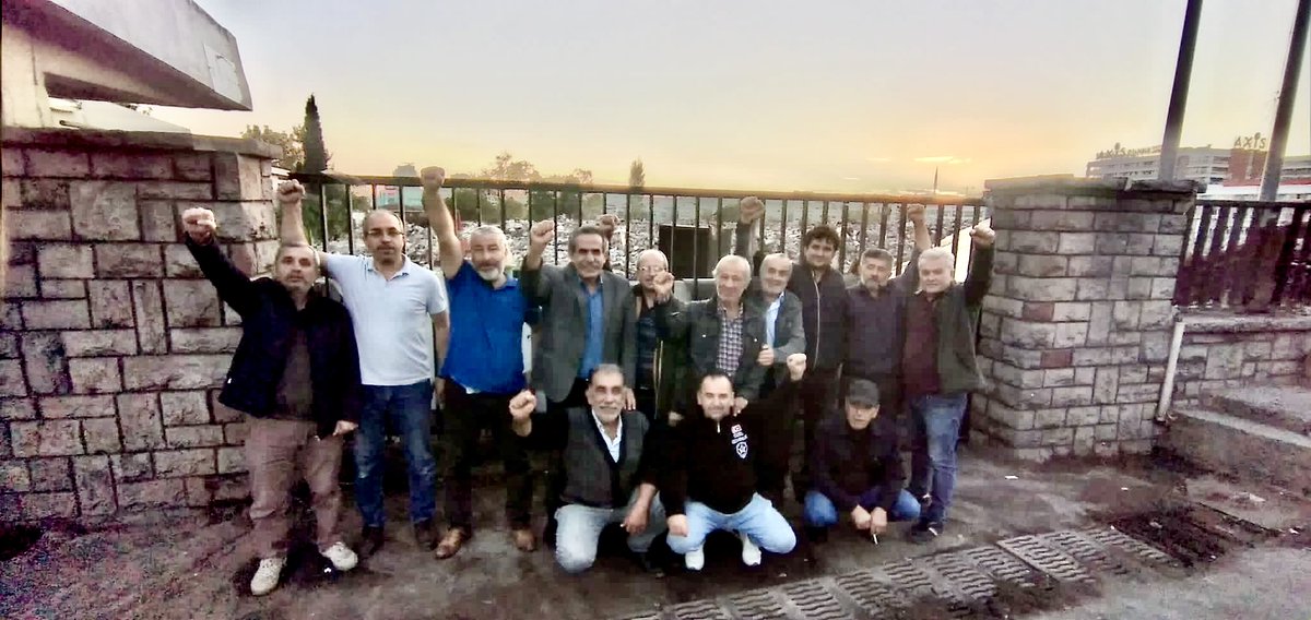 hacerfoggo's tweet photo. Nazım'dan "Eğer; hak haksızlıktan yüce, sevgi nefretten üstün, aydınlık karanlıktan güçlüyse... çaresi yok usta... biz kazanacağız.." 
Zaferin fotoğrafını paylaşmak çok güzel💜🙏 #UzelİşçileriKazandı @Nakliyatsendika @arkucukosmanogl https://t.co/z4HMXjZJCb
