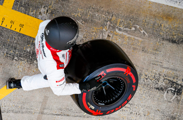 Herikagle's tweet photo. [THREAD F1]

Yo ! Certains pilotes sont réputés pour leur gestion des gommes exemplaires et sans faire trop perdre aux pneus de la performance. Comment cela est-il possible ? C'est le sujet du jour. 

(N'hésitez pas à like &amp; RT, c'est le seul moyen pour diffuser mon travail🙏) https://t.co/bcZQ9MI9jZ