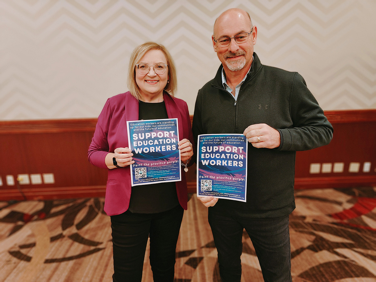 <a href="/Lanampayne/">Lana Payne 🇨🇦🇨🇦🇨🇦</a> and <a href="/len_poirier/">Len Poirier</a> send a message of #solidarity from #Unifor to 55,000 <a href="/osbcucscso/">OSBCU-CSCSO</a> <a href="/CUPEOntario/">CUPE Ontario</a> education workers. <a href="/Sflecce/">Stephen Lecce</a> - these predominantly women workers deserve a fair deal. 
39000isnotenough.ca #39KIsNOTenough #onpoli #onted
