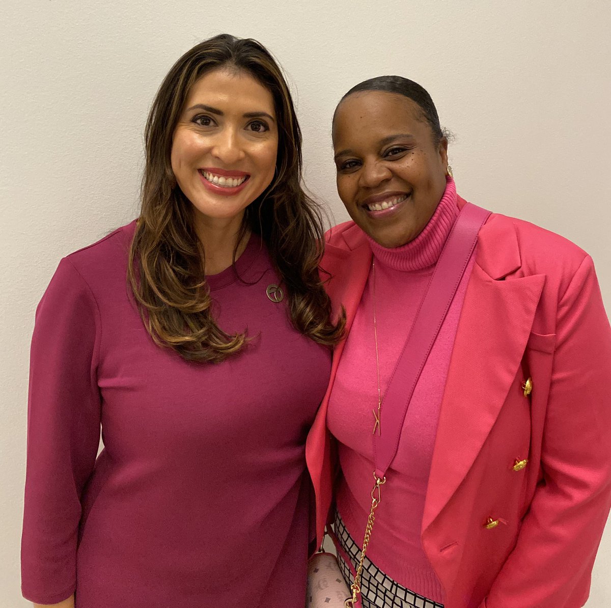 GloriaABC7's tweet photo. It’s been so fun spending time with students and educators from Hayward Unified these past few days. Counselor Kimmberly Ware and Hayward High student Phylis Essandoh tell me they’re avid #abc7news morning show viewers. Thanks! @awscloud #awsgirlstechday #WomenInSTEAM #AWS https://t.co/41yFji4QJ1