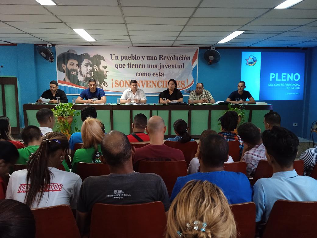 Se desarrolla en la #ProvinciaGranma Pleno del Comité Provincial de la #UJC, el evento contó con la presencia de <a href="/CapoNapoles/">Yanaisi Capó Nápoles</a> y <a href="/MilanesJerez/">Wilver Jerez Milanés</a>, en el espacio fueron abordados temas de política de cuadro, el funcionamiento y de la estrategia para el presente y el futuro.
