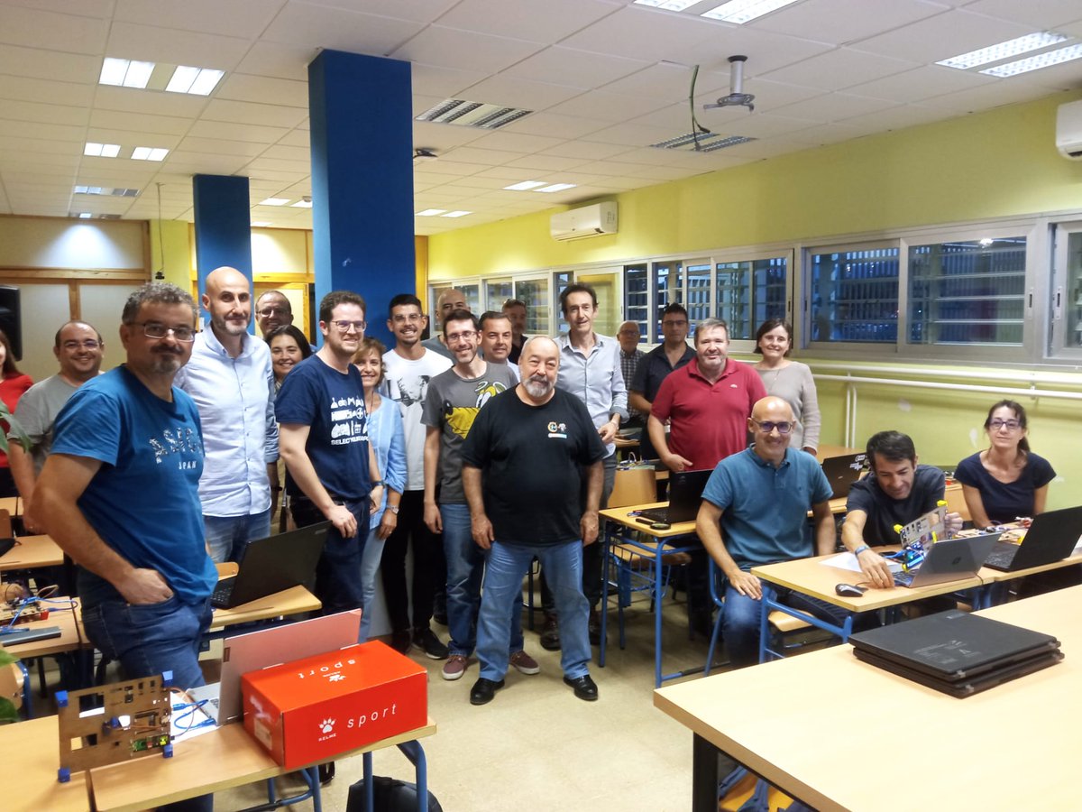El profesorado de #Tecnología asistente  agradece al <a href="/clubroboticagra/">Club Robótica Granada</a>  y a @fgcoca el estupendo curso que ha impartido en #Córdoba. Todos/as hemos salido muy satisfechos con los conocimientos adquiridos y las aplicaciones didácticas que se derivan de ellos. Mil gracias Fede.