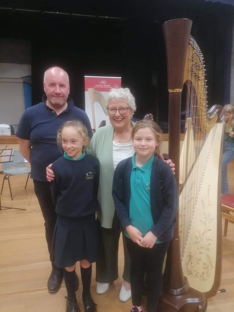 Profiad gwych i'r ddwy yma neithiwr yn cymeryd rhan mewn gweithdy telyn gyda'r delynores enwog Elinor Bennett. Da iawn chi genod. 😊👍
An amazing experience for these two last night taking part in a harp workshop with the famous Welsh harpist Elinor Bennett. Well done girls. 😊👍