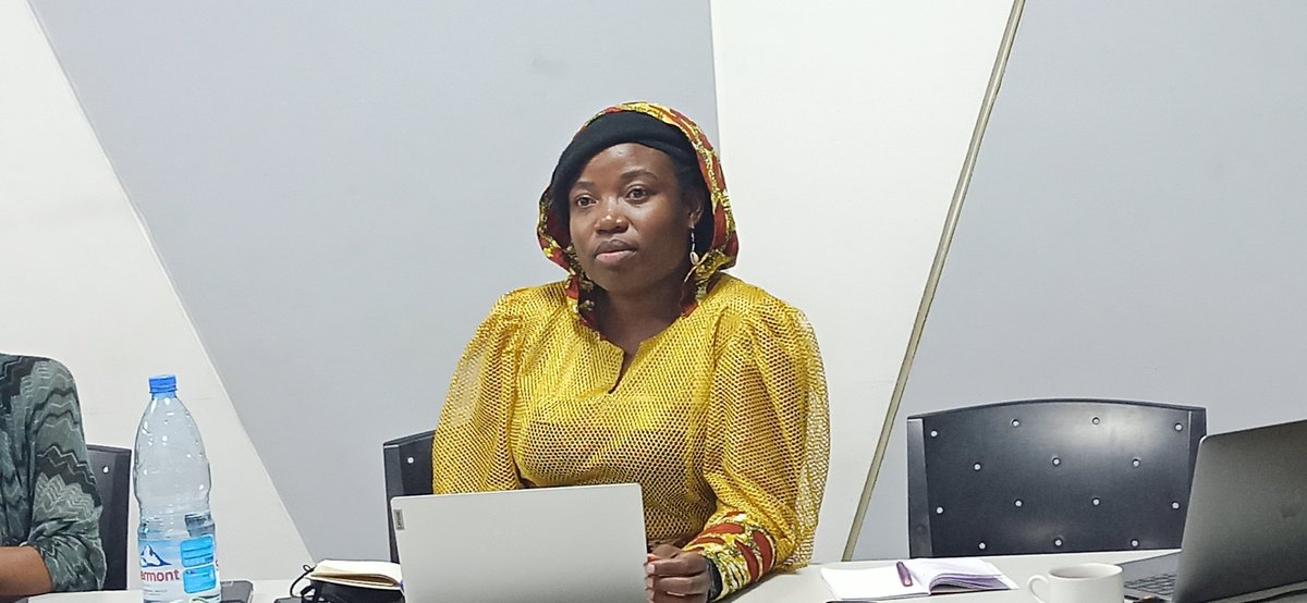 Reporter4Music's tweet photo. Conférence inaugurale du @festy_Partages piloté par @beh_becky ce Jeudi matin au @GoetheKamerun sur "la décolonisation de la #danse, enjeux et défis" 🇨🇲🌍 Évènement pluridisciplinaire qui comptera en #Musique, #Theatre, #OpenMic  et #Danse. Host &amp; Com: @LarissaNdjakom1 #FIP2022 https://t.co/8EfjS9LDkU