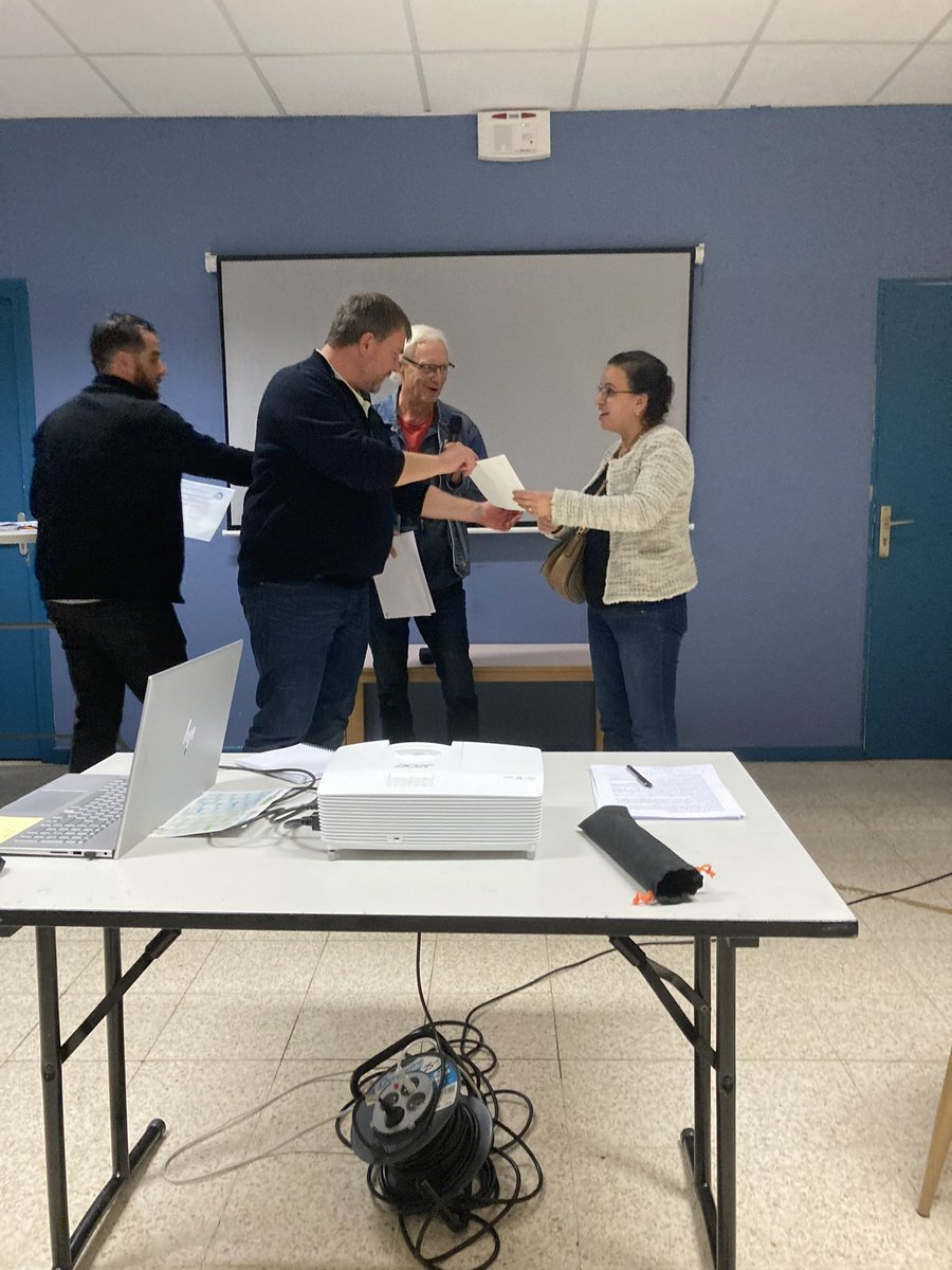 duhemsebastien's tweet photo. Le centre social Roger Salengro ancré dans le quotidien des fivois(e)s. Un bilan qui démontre les nombreuses activités &amp; le dynamisme de l’équipe autour d’Annie Pillo et de @t_makki. Une remise de diplômes aux apprenants du DILF qui peut les rendre fiers du chemin parcouru. https://t.co/dx3ljd2aBD