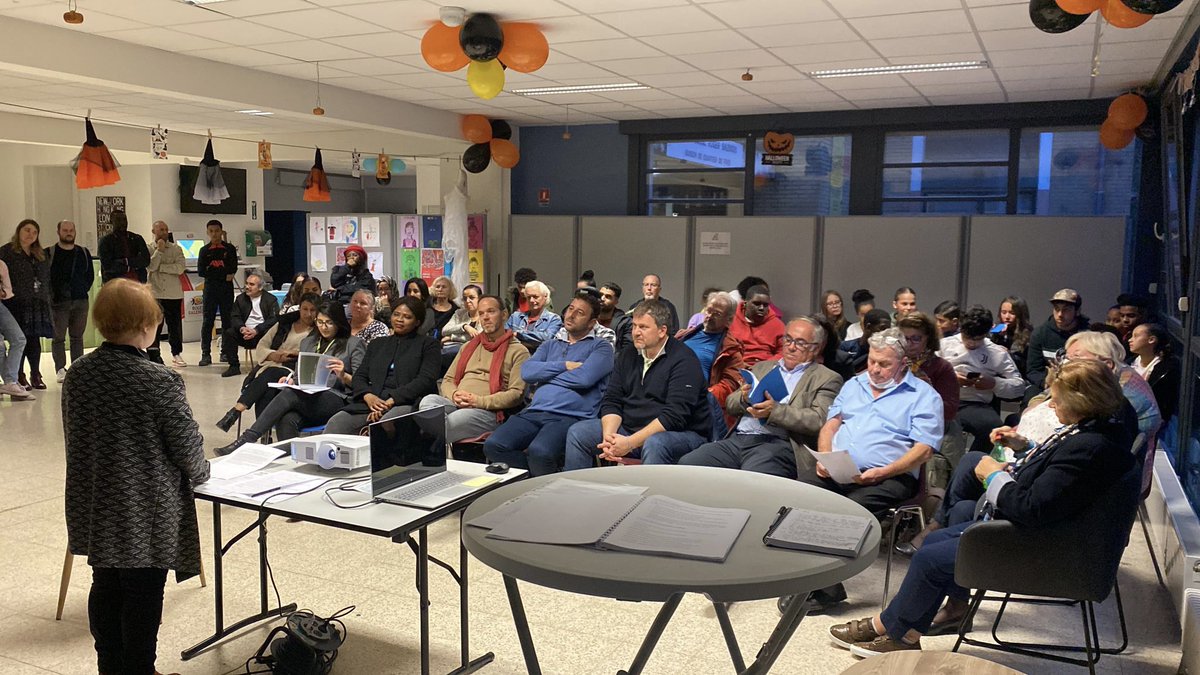 duhemsebastien's tweet photo. Le centre social Roger Salengro ancré dans le quotidien des fivois(e)s. Un bilan qui démontre les nombreuses activités &amp; le dynamisme de l’équipe autour d’Annie Pillo et de @t_makki. Une remise de diplômes aux apprenants du DILF qui peut les rendre fiers du chemin parcouru. https://t.co/dx3ljd2aBD