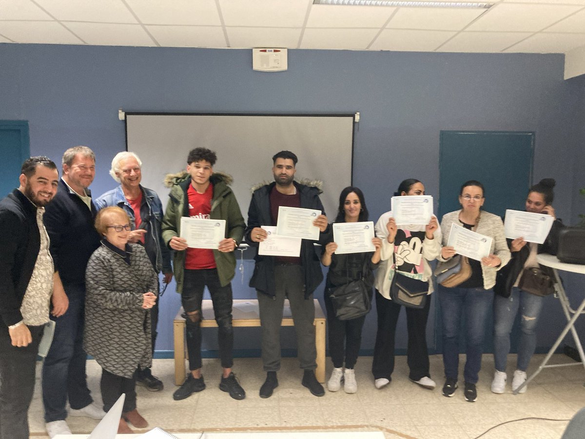 duhemsebastien's tweet photo. Le centre social Roger Salengro ancré dans le quotidien des fivois(e)s. Un bilan qui démontre les nombreuses activités &amp; le dynamisme de l’équipe autour d’Annie Pillo et de @t_makki. Une remise de diplômes aux apprenants du DILF qui peut les rendre fiers du chemin parcouru. https://t.co/dx3ljd2aBD