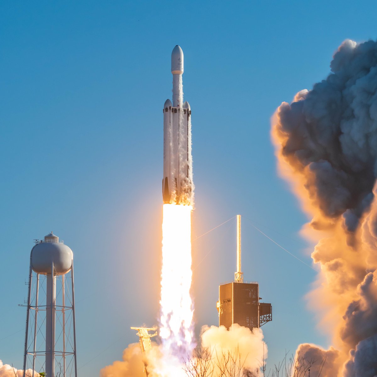 🚀 LAUNCH ALERT: SpaceX Falcon Heavy takes off on October 31st at 9:44 AM* You won't want to miss this launch located just about 20 minutes away from our hotel. And YES, you'll be able to see this launch from our beach!
#falconheavy #cocoabeach #cocoabeachhotel